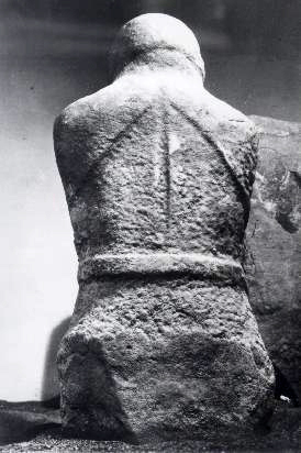 File:Statue Stele elmo.jpg