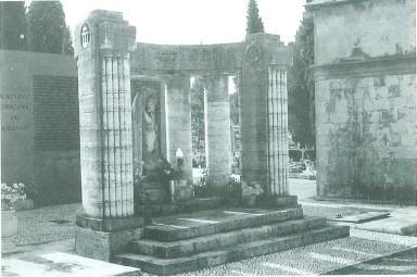 File:LA SPEZIA monumento caduti fossamastra.jpg