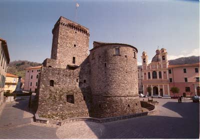 File:VARESE LIGURE CastelloFieschi.jpg