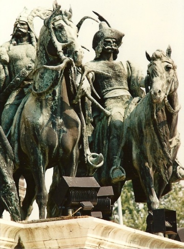 Monumento i guerrieri unni nella Piazza degli Eroi di Budapest